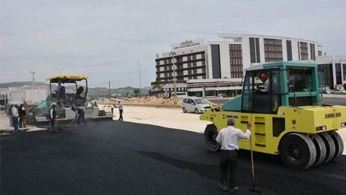 Hastane otoparkı asfaltlanmaya başladı