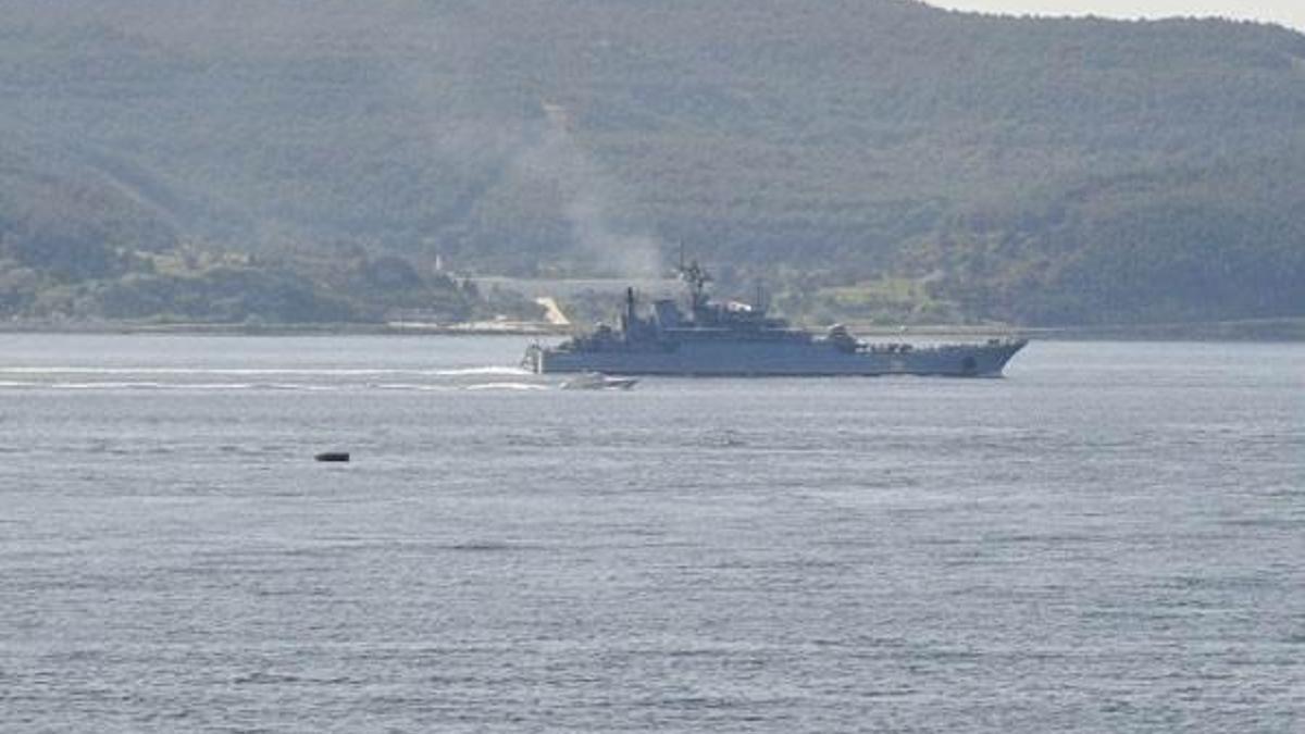 Rus askeri gemisi Boğaz'dan geçti