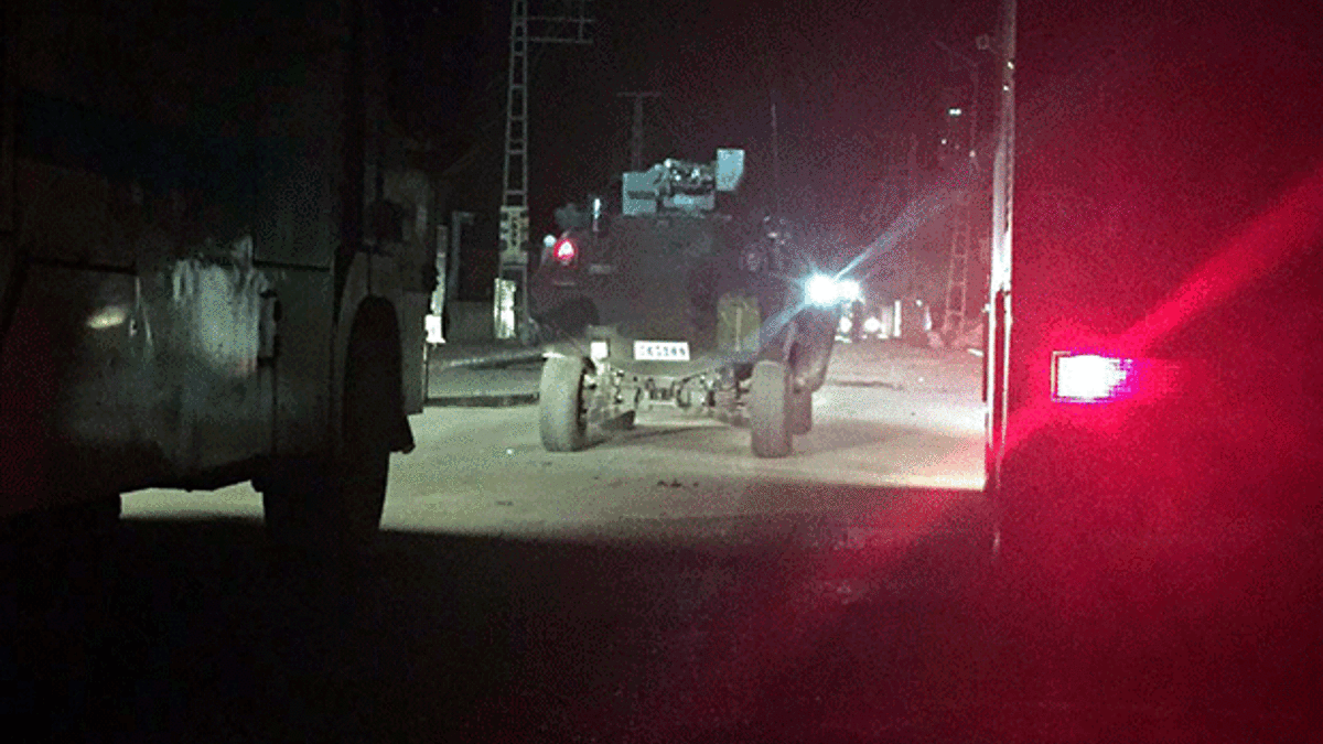 Van'da polis aracının geçişi sırasında patlama!