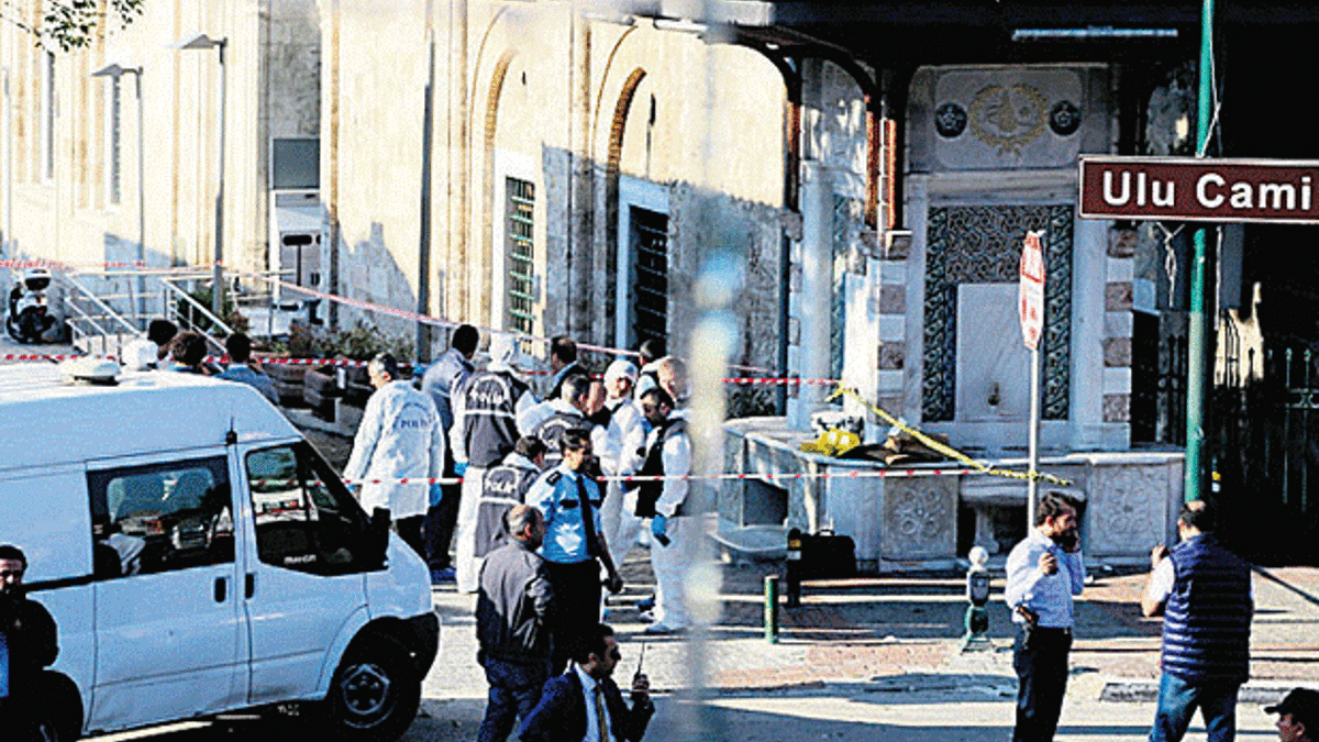 Kadın canlı bomba kendini havaya uçurdu
