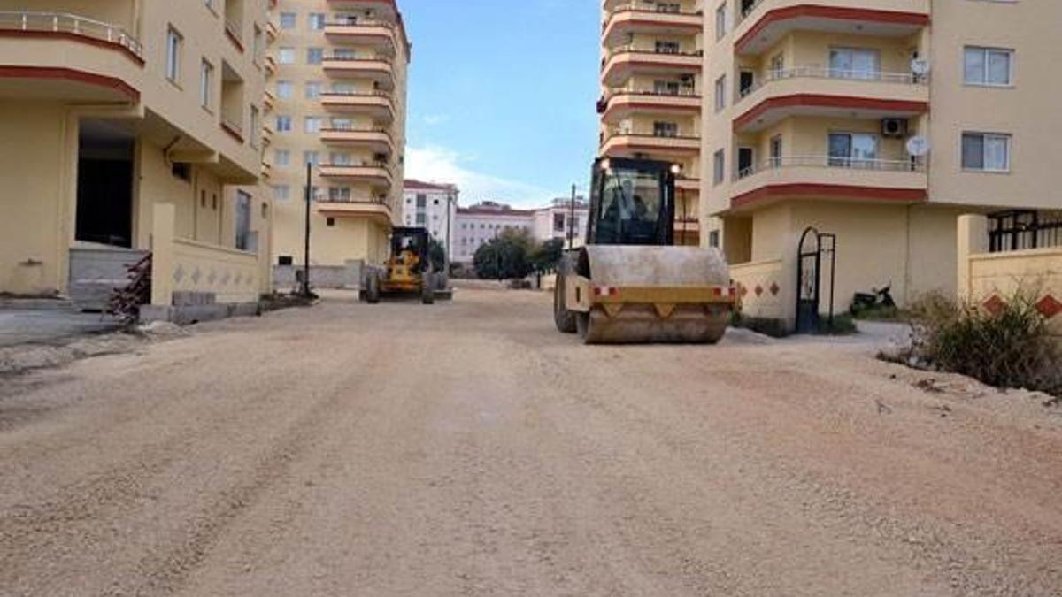 Erdemli'de asfalt çalışması devam ediyor