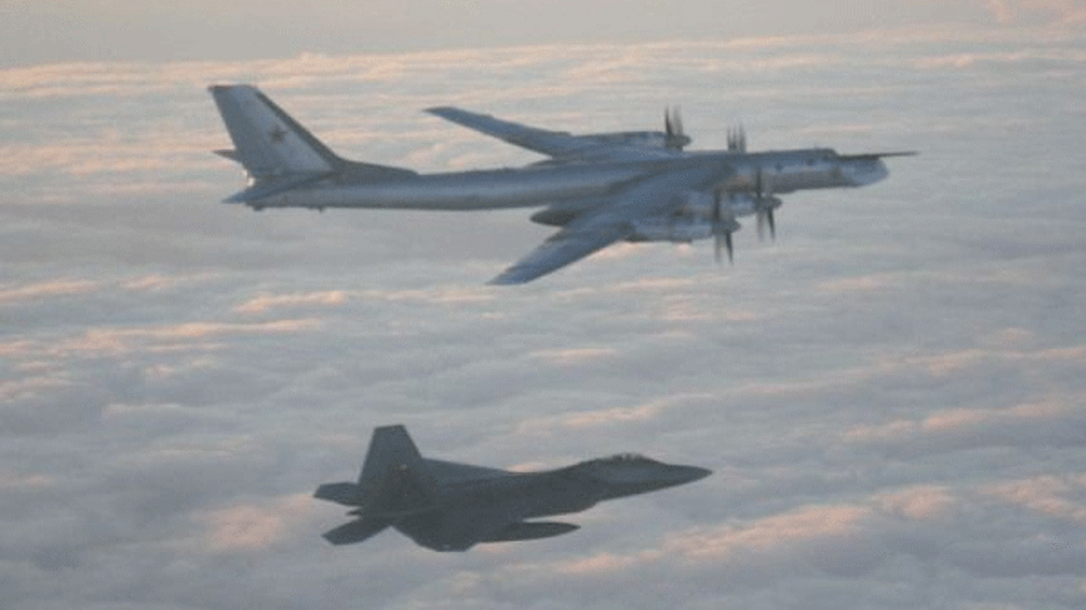 Rus jeti Amerikan keşif uçağıyla burun buruna geldi