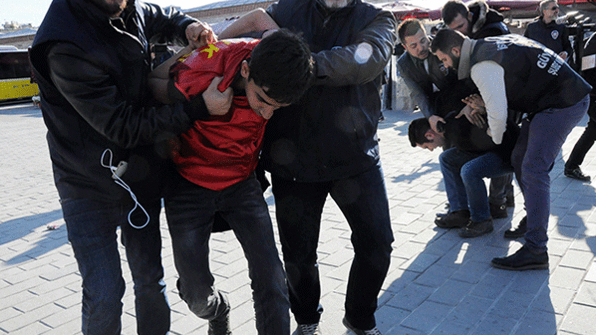 Taksim'de korsan gösteri yapan 3 kişi gözaltına alındı