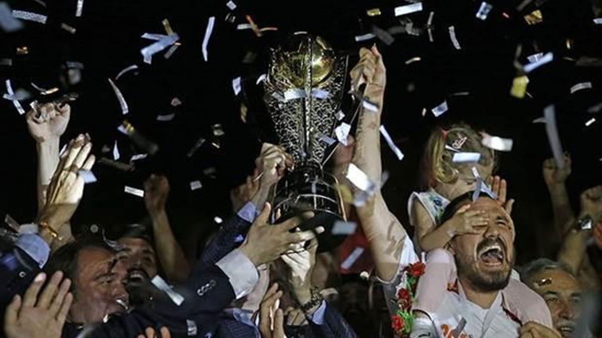 Adanaspor, şampiyonluk kupasını kaldırdı