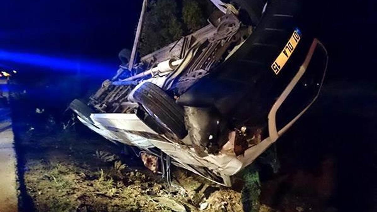 Uşak'ta minibüs takla attı: 1 ölü, 18 yaralı