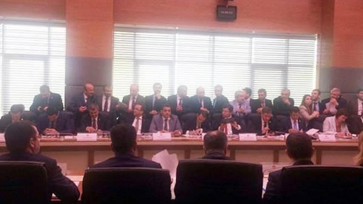 Dokunulmazlık toplantısı kavgasız başladı