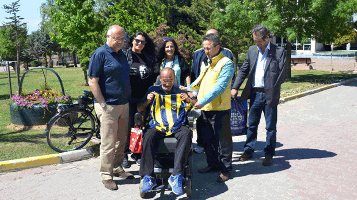 Huzurevi sakinine Volkan Şen forması