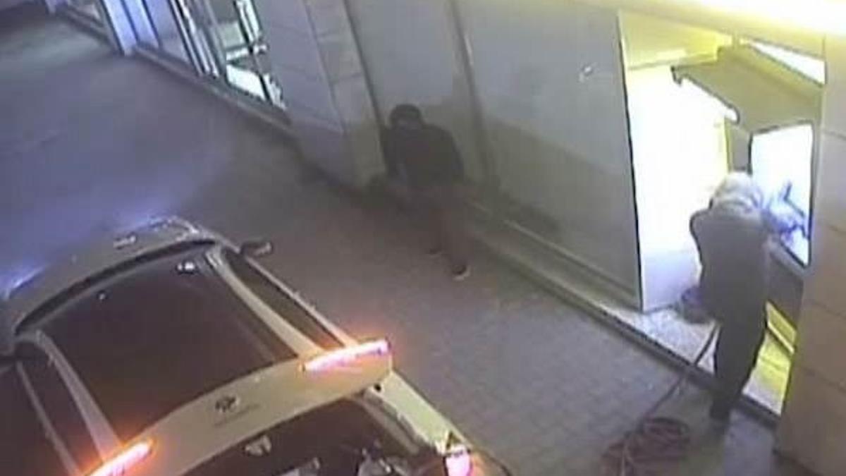 ATM hırsızlarının şaşırtan görüntüleri!