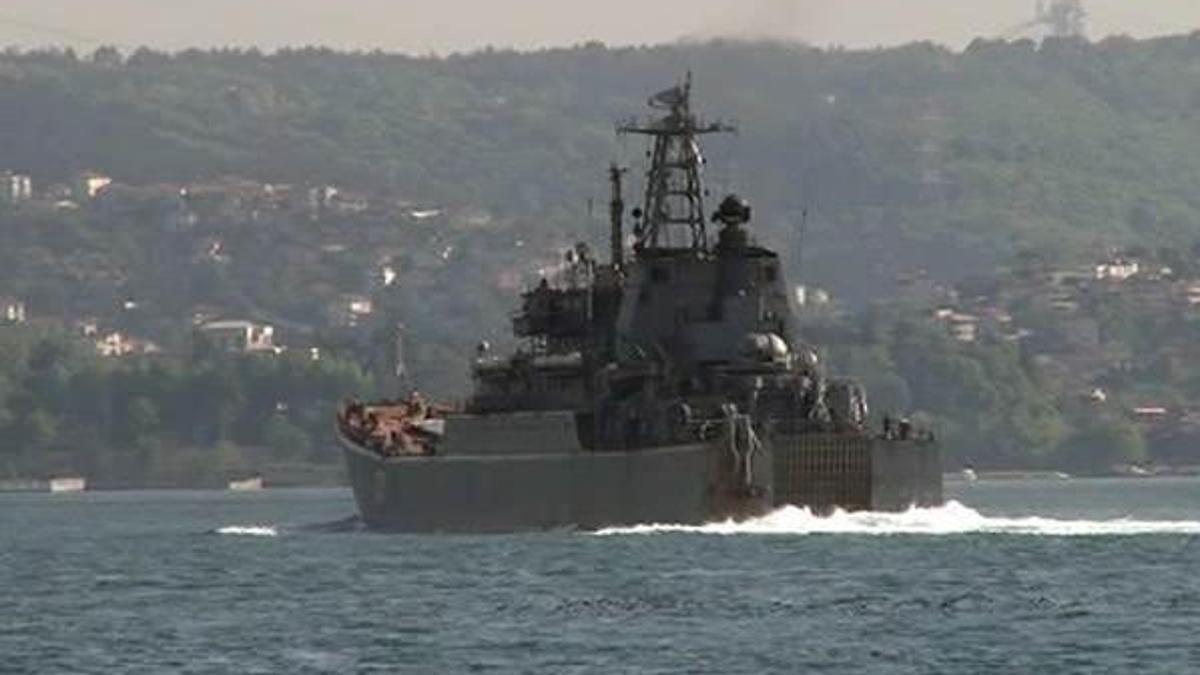 Rus savaş gemisi Boğaz’dan geçti