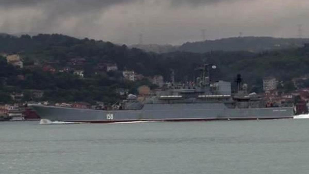 Rus savaş gemisi İstanbul Boğazı'ndan geçti
