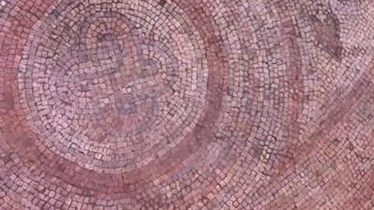 Kaçak kazıda 150 metrekarelik mozaik ortaya çıkartıldı
