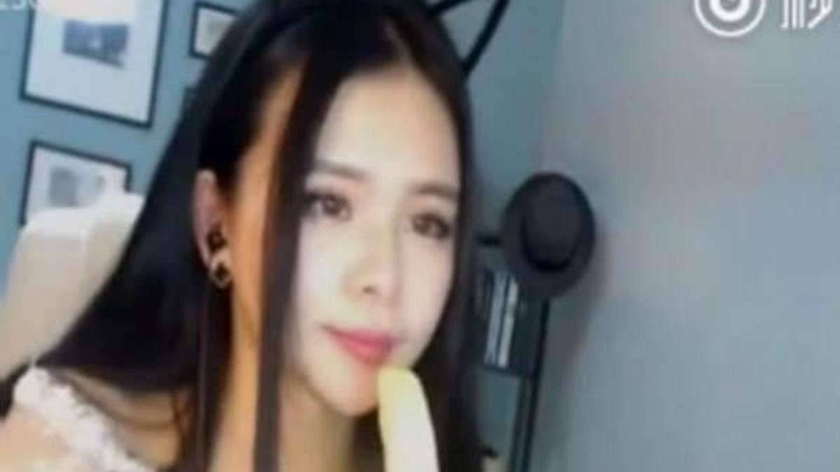 'Erotik şekilde' muz yemek yasaklandı