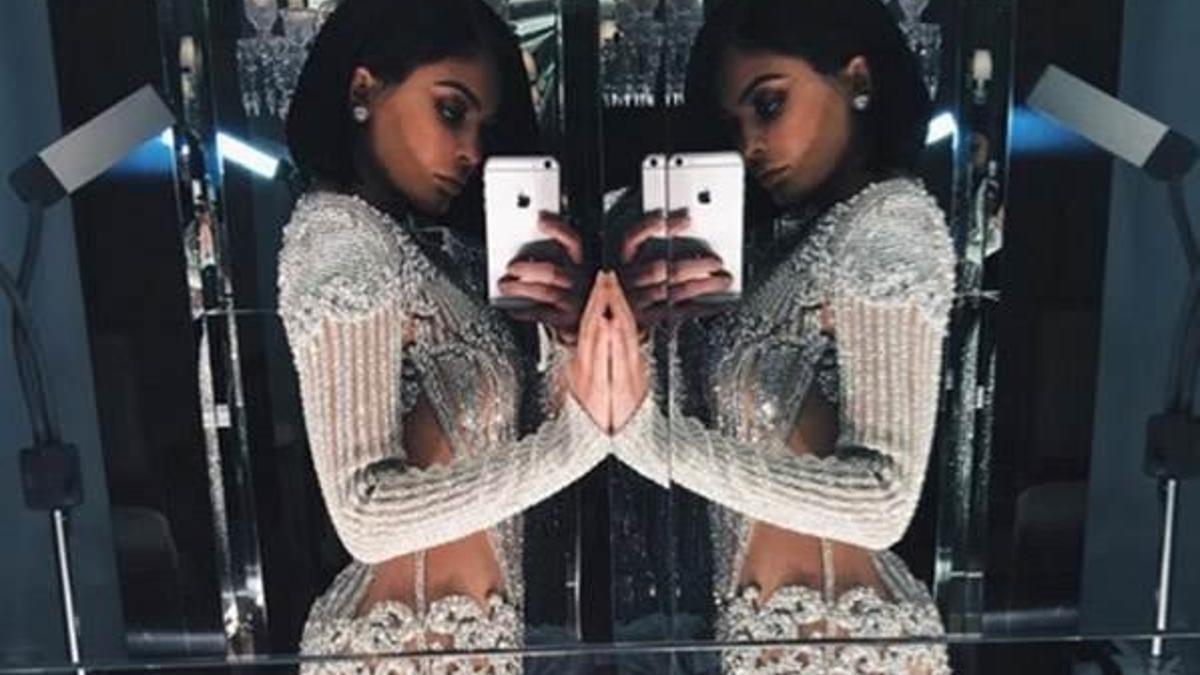 Kylie Jenner’ın metalik elbisesi başına dert oldu