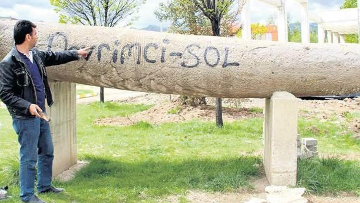 Urartulu bir belediye taş ustası gelir ve 10 bin yıllık taşın...