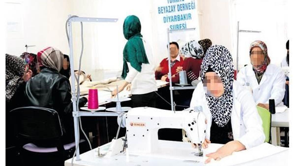 Dikiş dikerek tutunuyorlar...