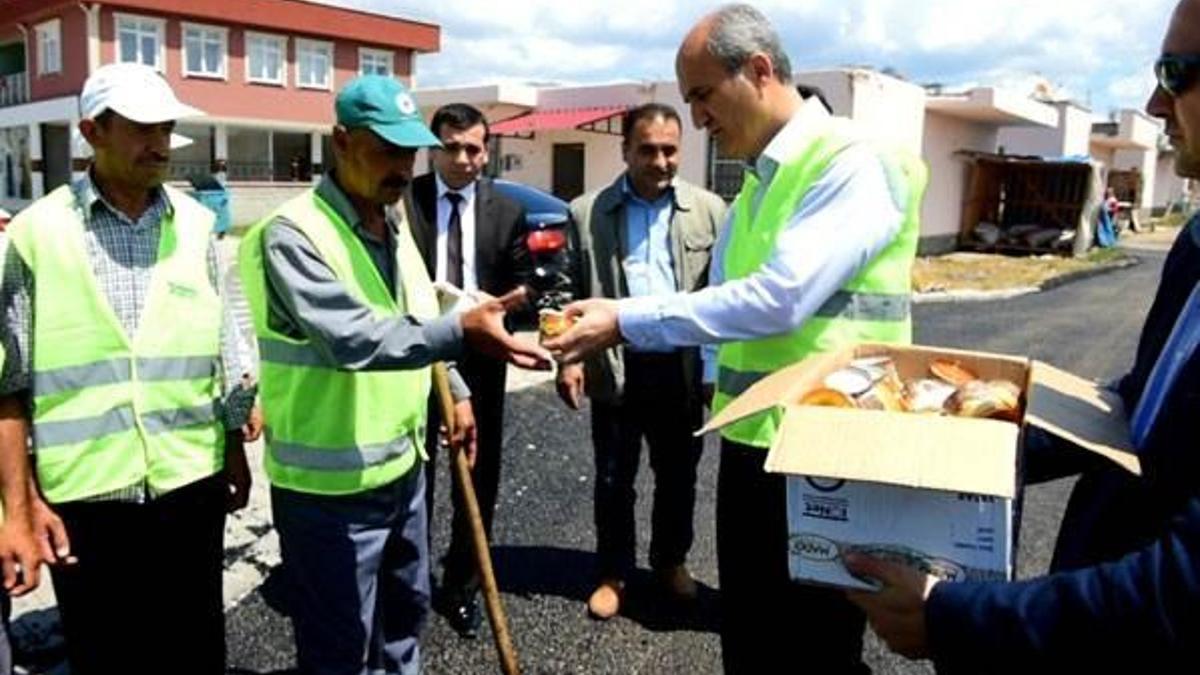 Başkan işçilerine dondurma ikram etti