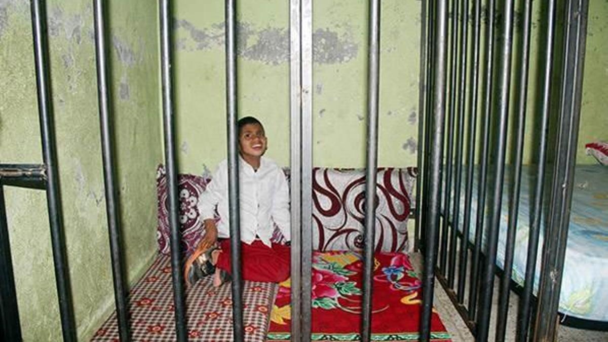 Kafese kilitlenen zihinsel engelli çocuk kurtarıldı