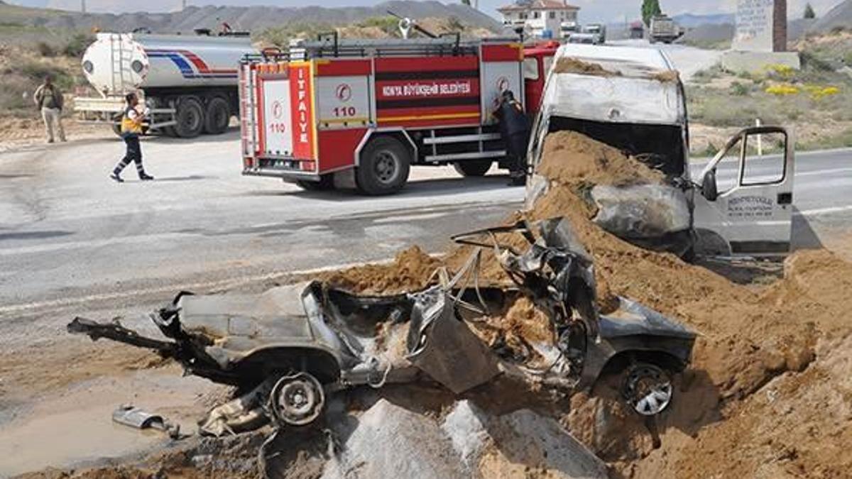 Otomobil yandı: Feci şekilde can verdiler