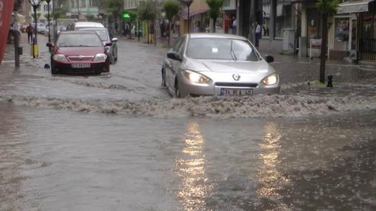 Karabük’te sağanak yağmurda caddeler göle döndü