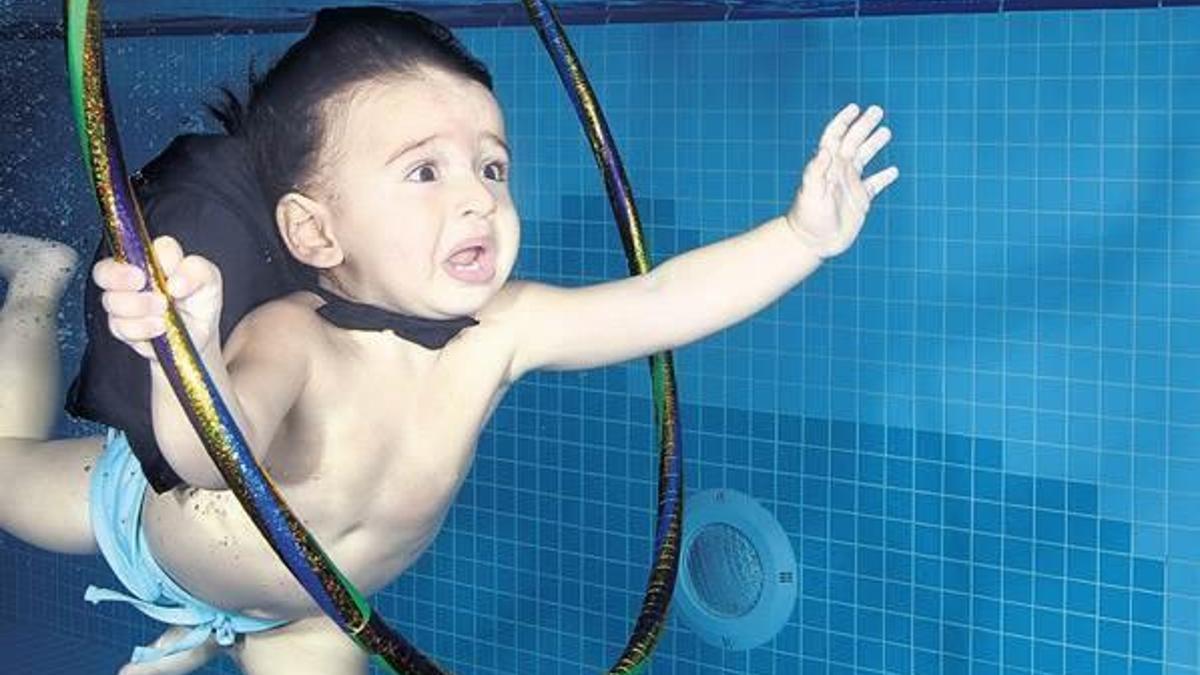 Emeklemeden yüzüyorlar