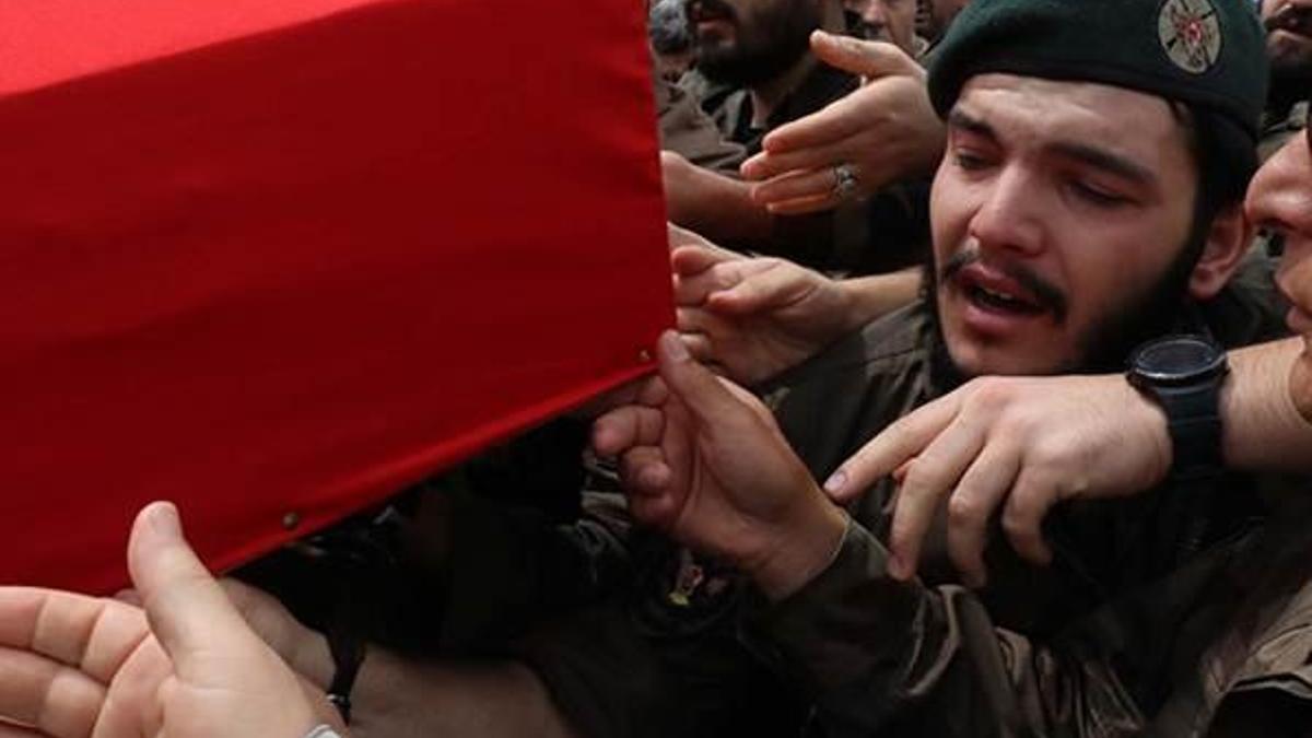 Şehit annesi oğlunun silah arkadaşlarını görünce feryat etti