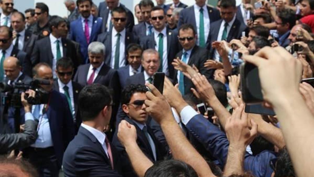 Cumhurbaşkanı Erdoğan’a cuma namazı çıkışı sevgi gösterisi