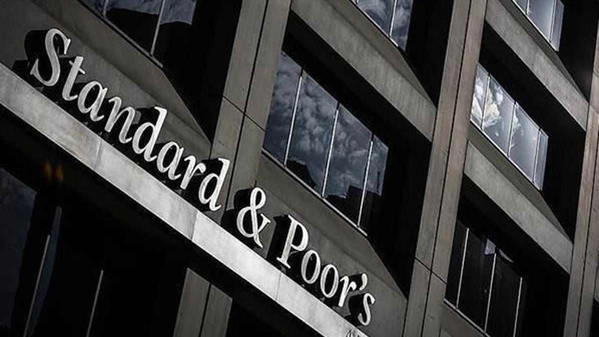 S&P, iki ülkenin not görünümünü düşürdü