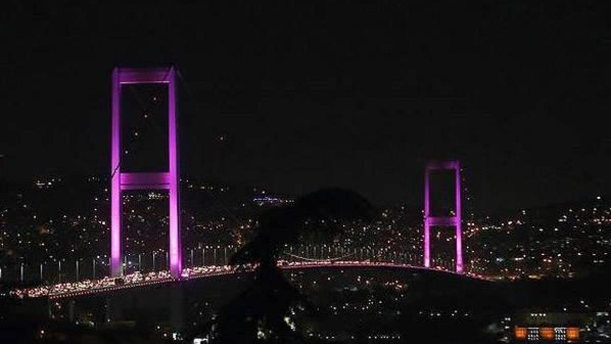 Boğaziçi Köprüsü pembeye boyandı