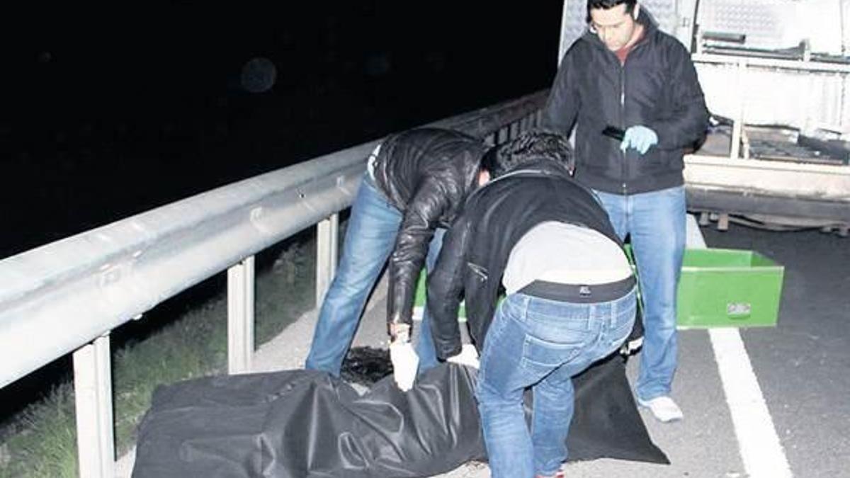 Polis eşine kamyon çarpmış!