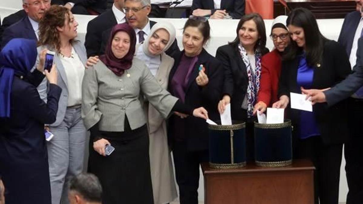 Kullanmadıkları renkli oylarla hatıra fotoğrafı çektirdiler