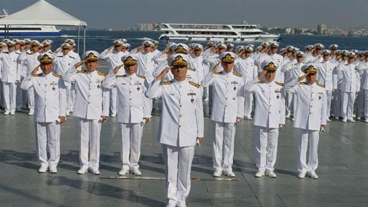 Askeri gemiler İzmir’e geldi