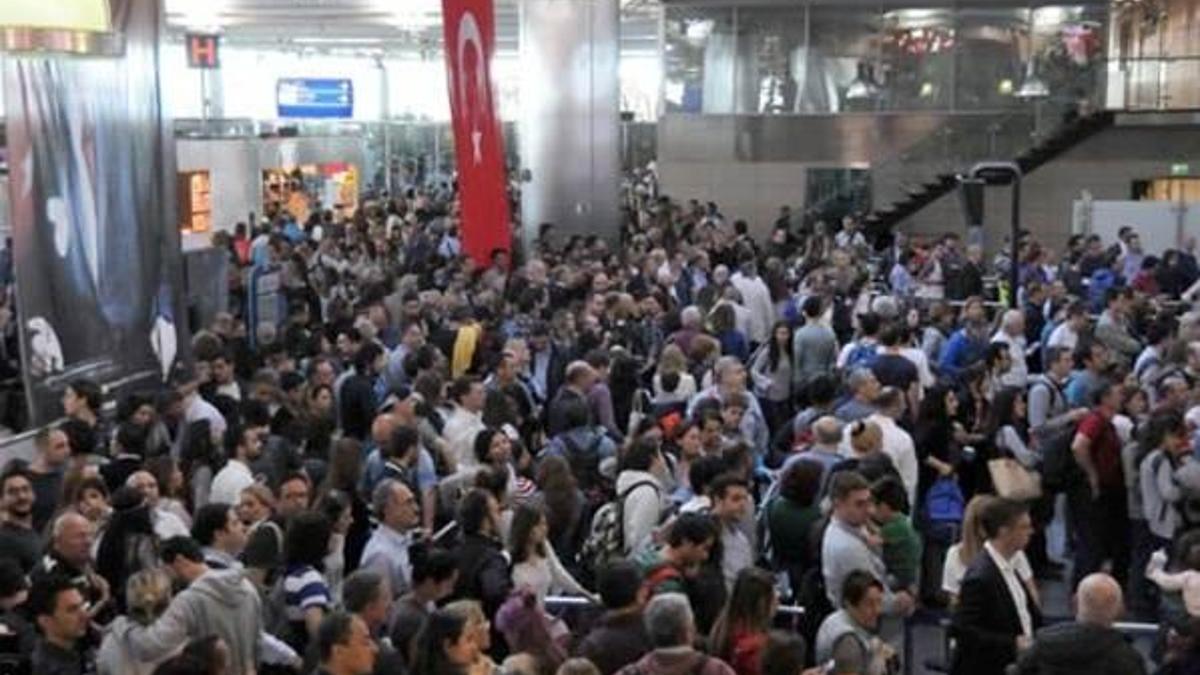 Atatürk Havalimanı'nda uzun kuyruklar!