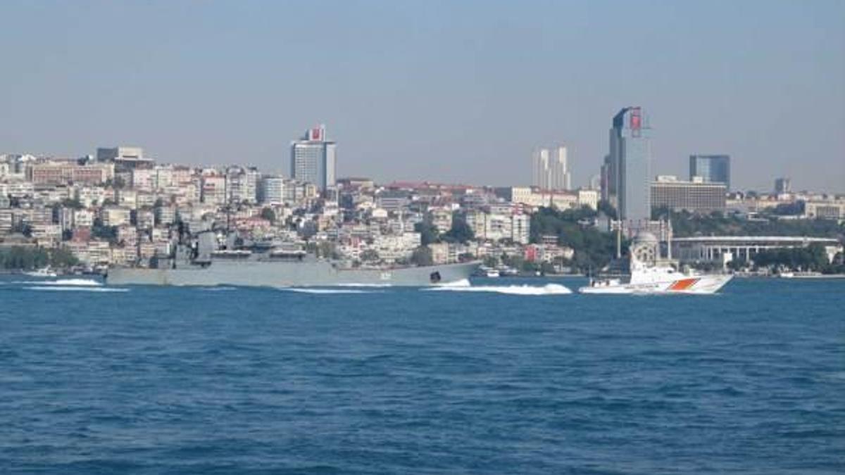 İki Rus savaş gemisi art arda İstanbul Boğazı’ndan geçti