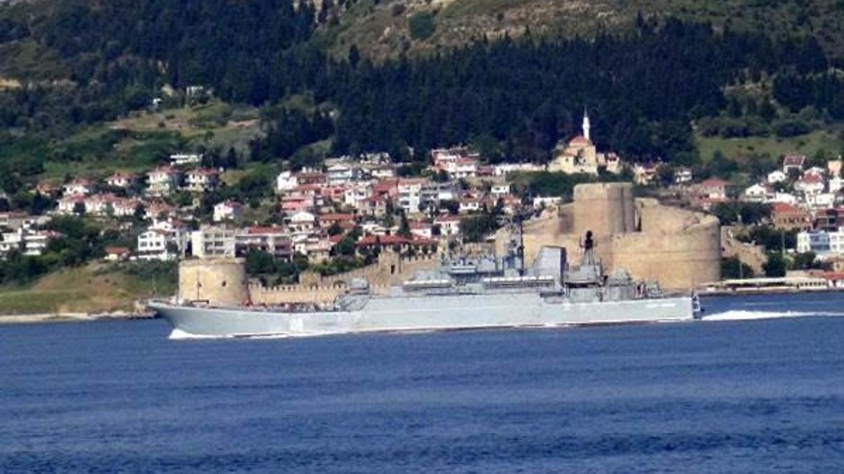 Rus Savaş gemisi ’Caesar Kunikov’, Çanakkale’den geçti
