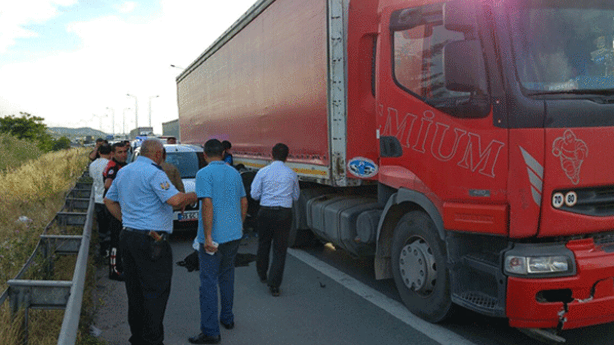 Resmi polis ekibine TIR çarptı!