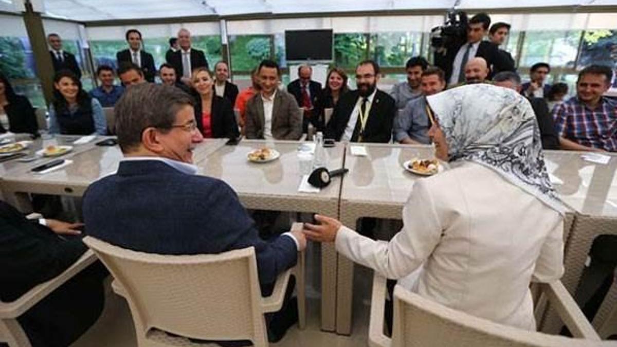 Davutoğlu Başbakanlık muhabirleriyle vedalaştı