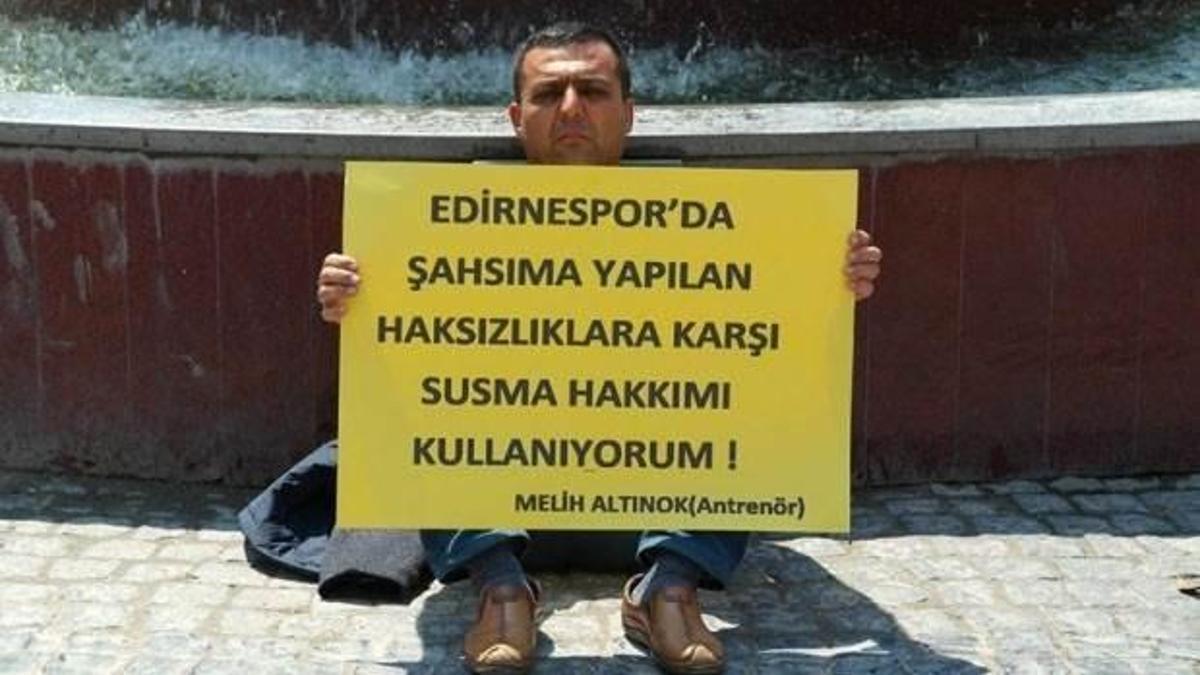 Antrenör isyan etti, oturma eylemi yaptı