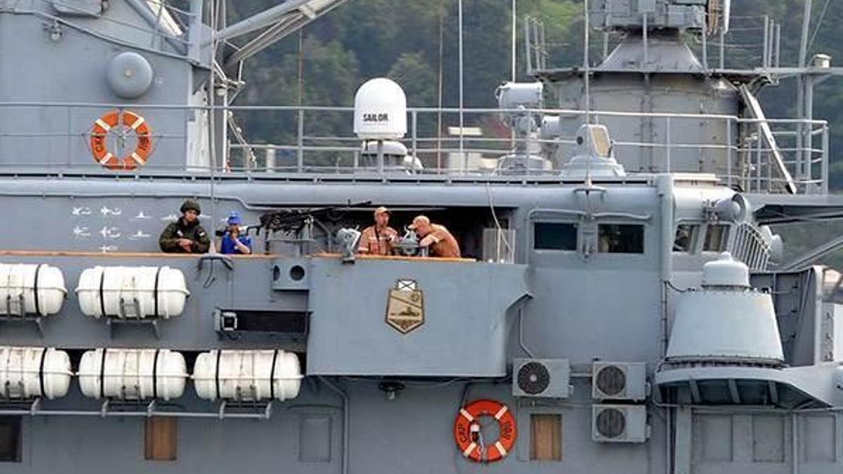 Rus savaş gemisi Boğaz'dan geçti!