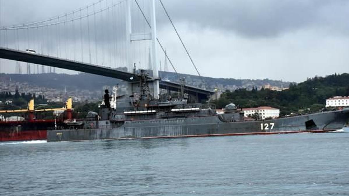 Rus savaş gemisi İstanbul Boğazı’ndan geçti