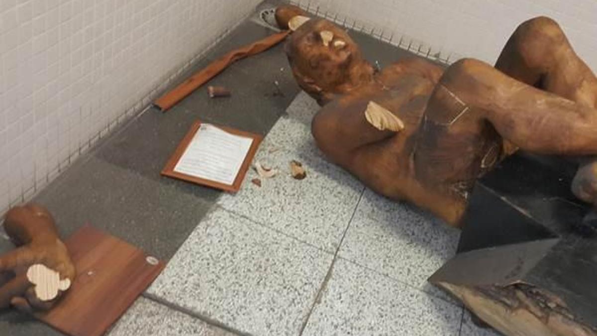 İzmir'de heykele saldırı