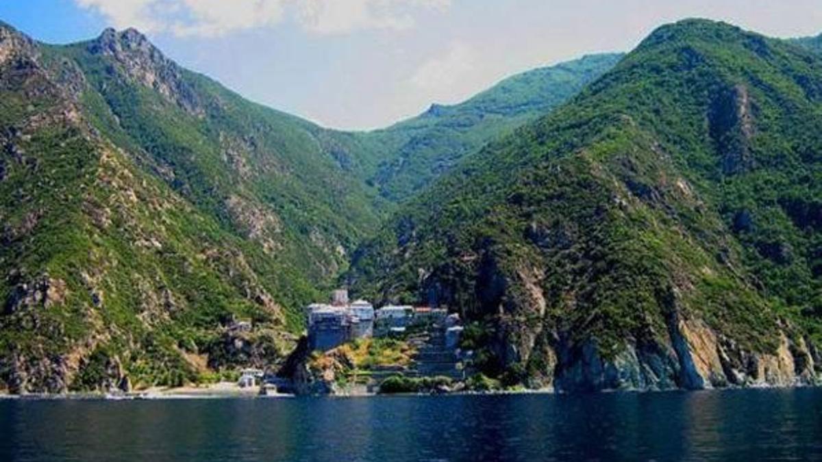 Bu manastıra sadece erkekler girebiliyor! Putin de ziyaret etti