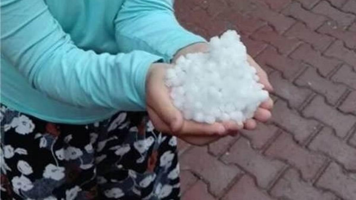 Elazığ Karakoçan'da ceviz büyüklüğünde dolu yağdı
