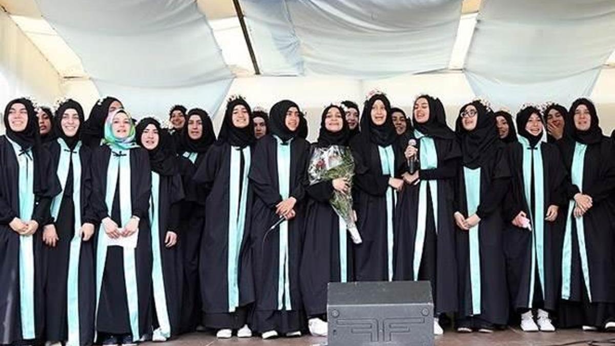 Avrupa'nın ilk imam hatipi ilk mezunlarını verdi