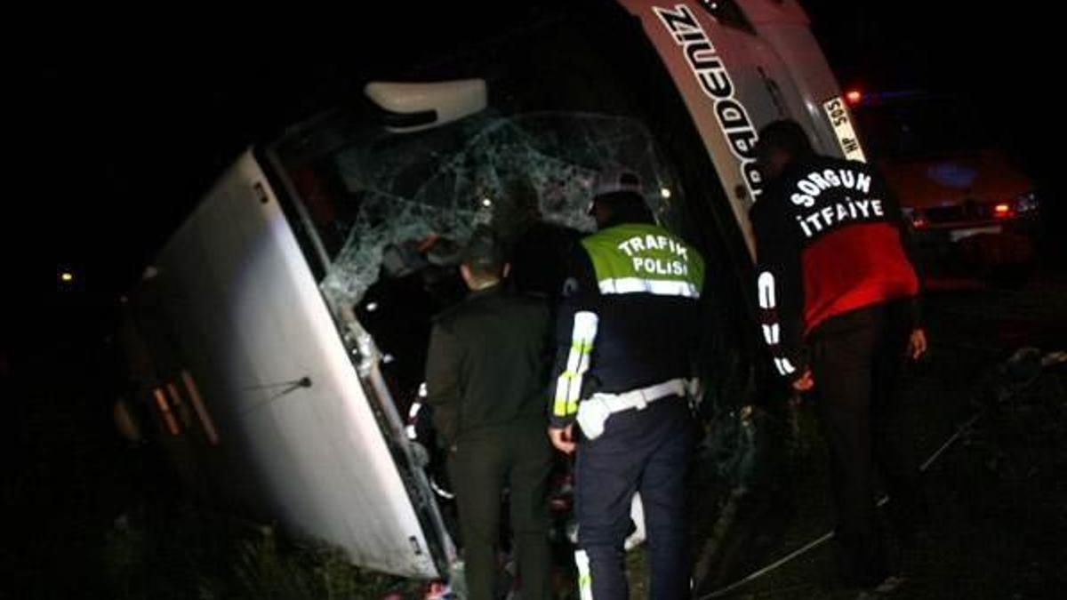 Yolcu otobüsü devrildi: 3 ölü, 30 yaralı