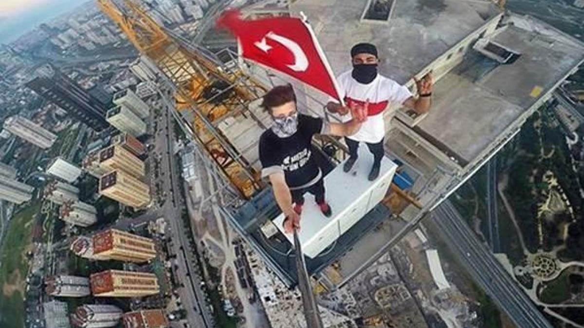 Perili Köşk'e çıkan Pavel Smirnov çatıdan düştü