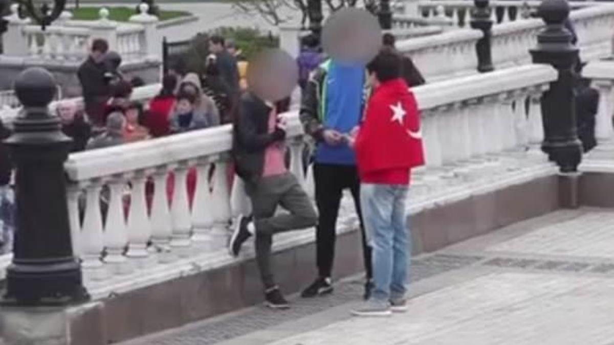 Rusya'da Türk Bayrağı ile dolaşan Rus