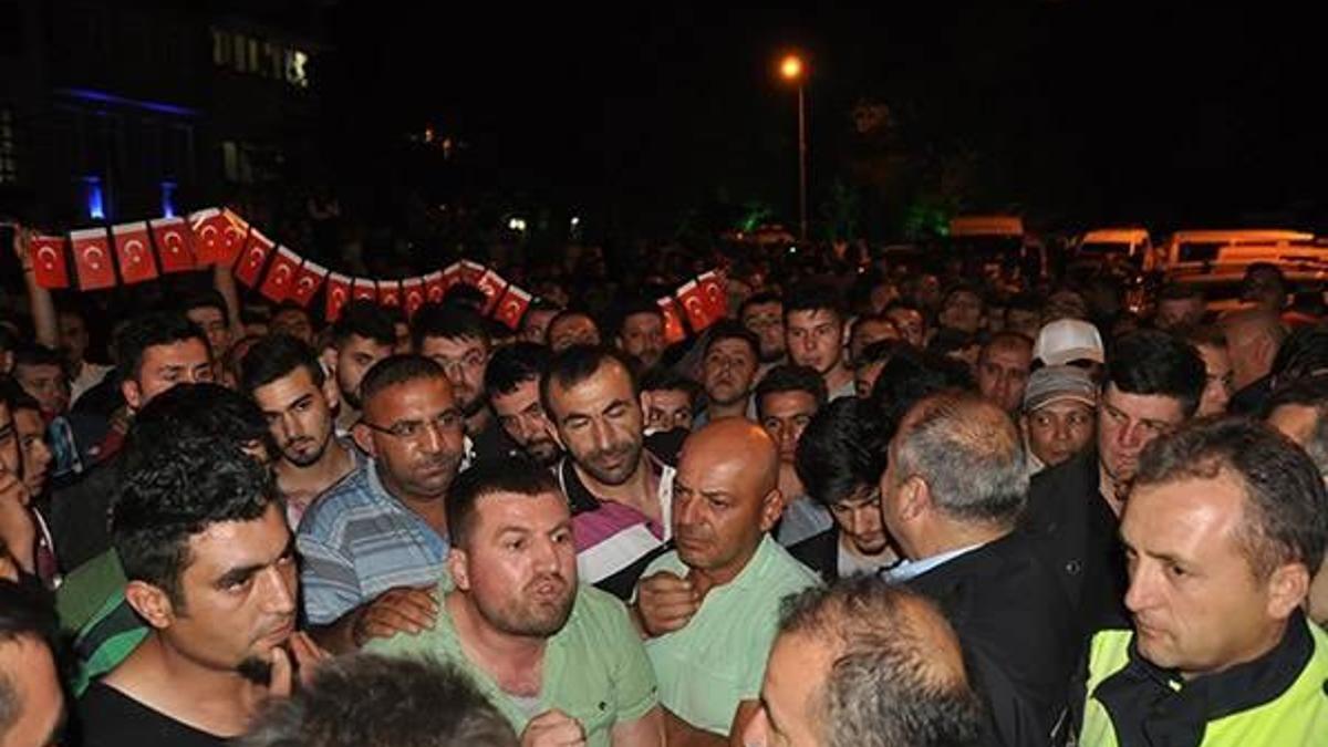 Bayrak yakma iddiası ilçede gerginliğe yol açtı