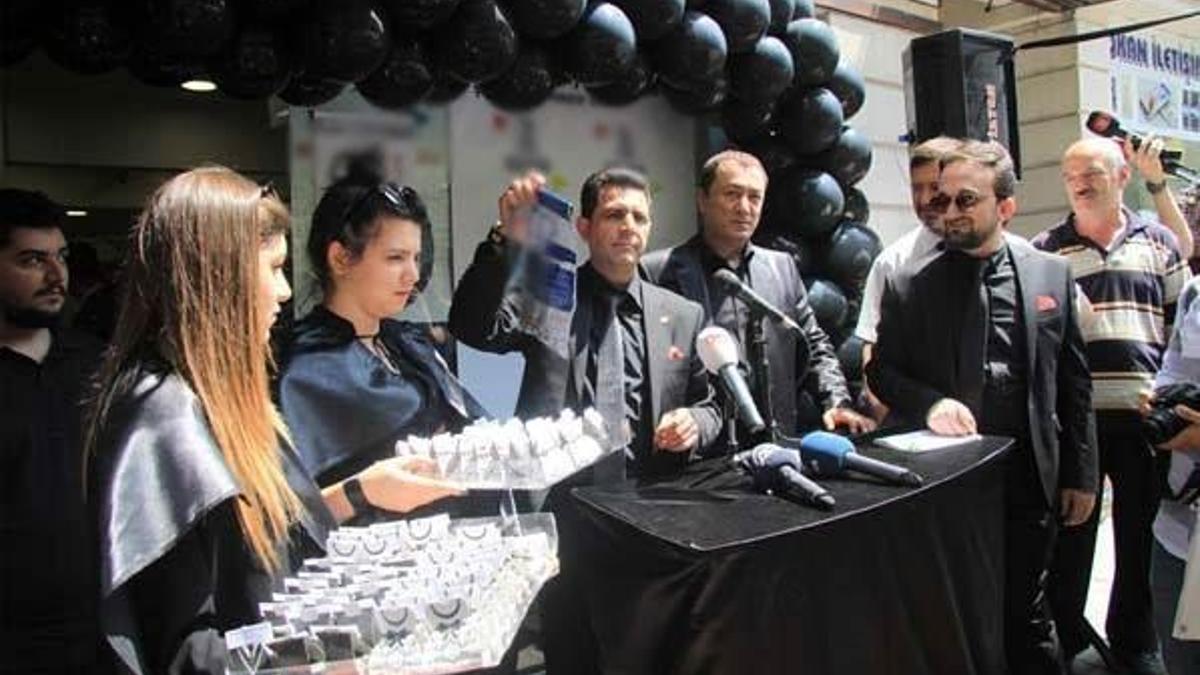 Dükkanını cenaze marşıyla kapattı