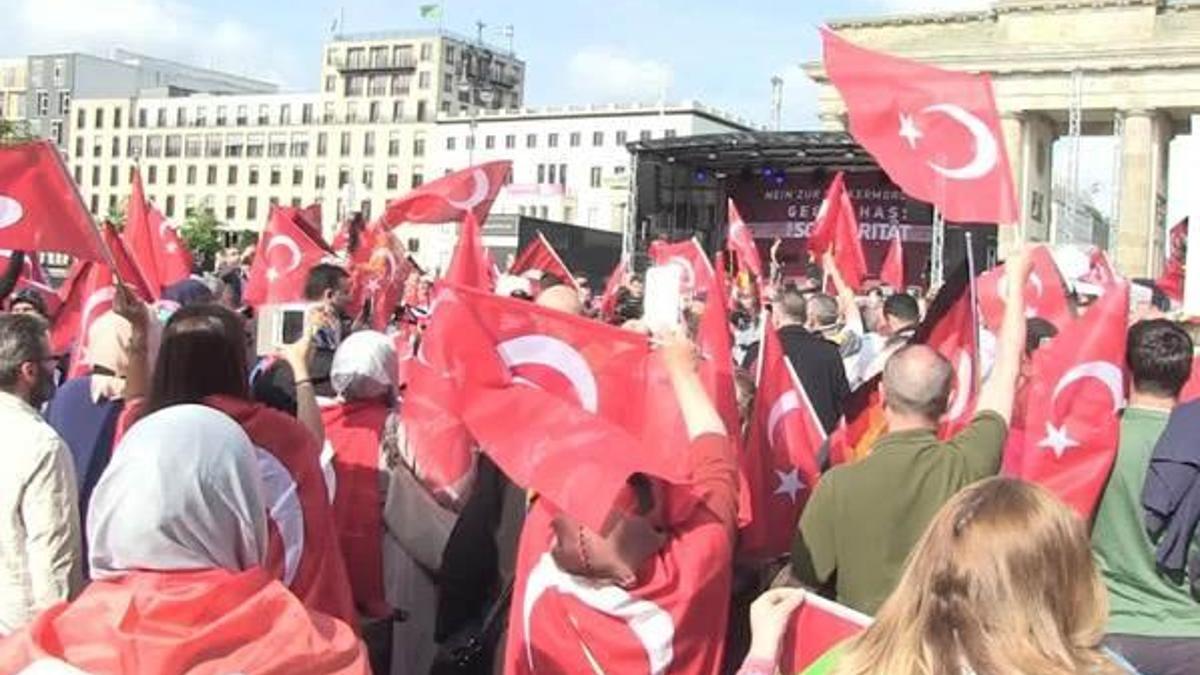 Almanya'da Türkler Ermeni iddialarını protesto etti