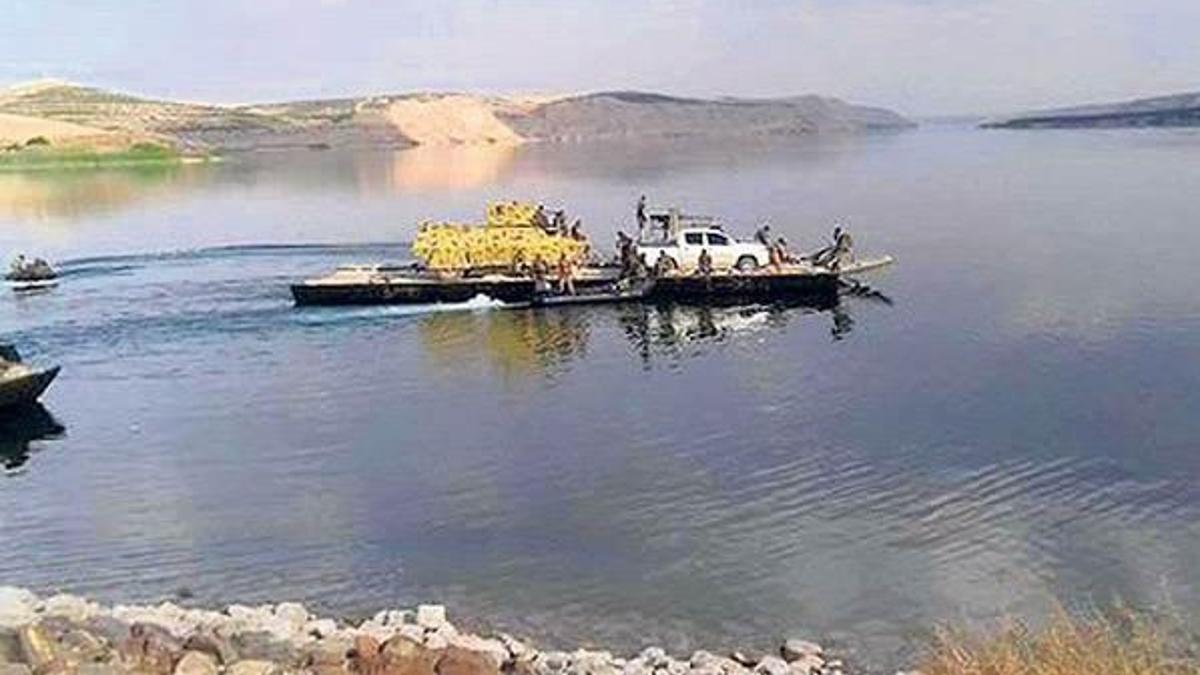 Feribotlarla Fırat’ın batısına geçtiler!